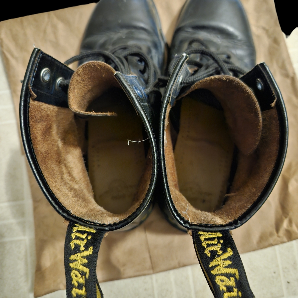 Dr. Martens Unisex Airwair Leather Lace Up Boots - Picture 4 of 10